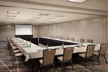 هتل Hilton Arlington