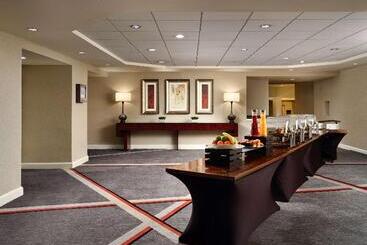 هتل Hilton Arlington