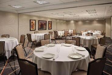 هتل Hilton Arlington