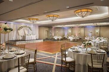 هتل Hilton Arlington