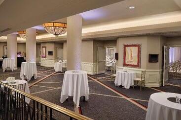 هتل Hilton Arlington