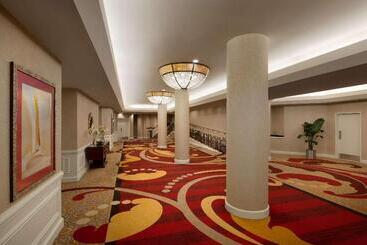 هتل Hilton Arlington