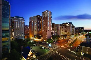 هتل Hilton Arlington