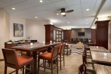 هتل Hilton Arlington