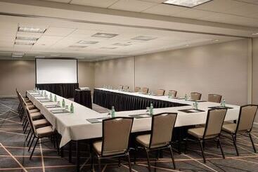 هتل Hilton Arlington