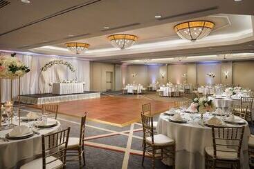 هتل Hilton Arlington