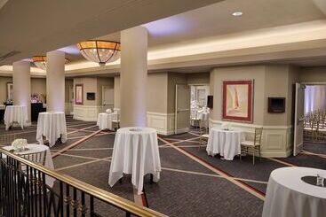 هتل Hilton Arlington
