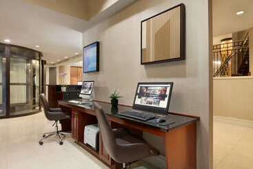 هتل Hilton Arlington