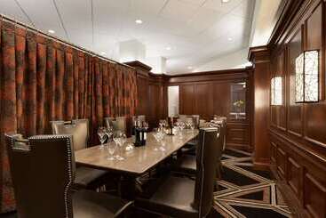 هتل Hilton Arlington