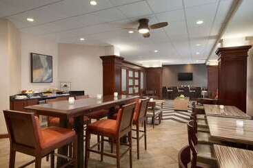 هتل Hilton Arlington
