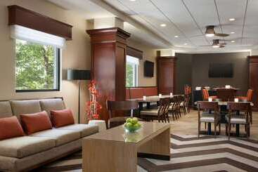 هتل Hilton Arlington