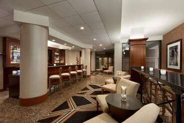 هتل Hilton Arlington