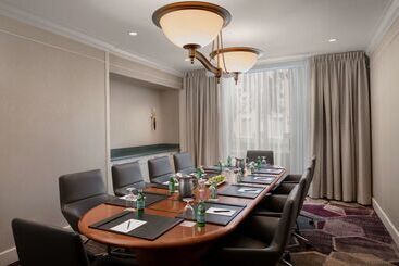 هتل Hilton Oakland Airport
