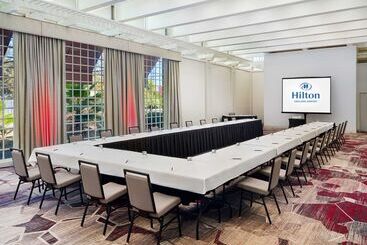 هتل Hilton Oakland Airport