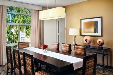 هتل Hilton Oakland Airport