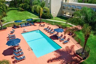 هتل Hilton Oakland Airport