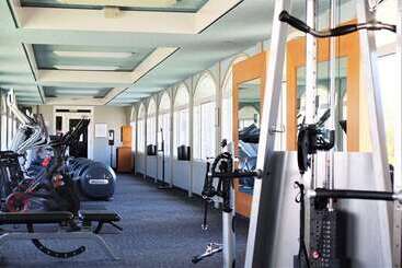 هتل Hilton Oakland Airport