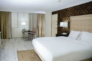 هتل Hilton Palm Beach Pbi