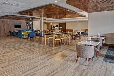 هتل Holiday Inn Express Louisville Airport Expo Center, An Ihg