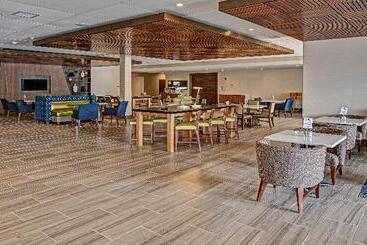 هتل Holiday Inn Express Louisville Airport Expo Center, An Ihg