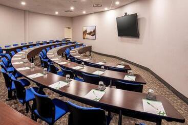 هتل Holiday Inn Newport News   Hampton, An Ihg