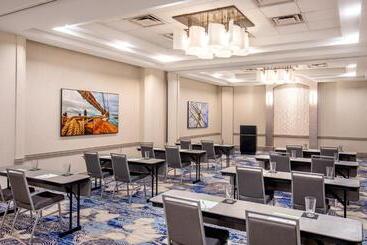 هتل Holiday Inn Newport News   Hampton, An Ihg
