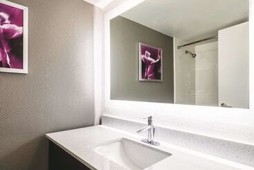 هتل La Quinta By Wyndham Cincinnati Sharonville