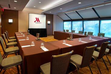 هتل Newark Liberty International Airport Marriott