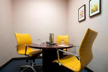 هتل Newark Liberty International Airport Marriott