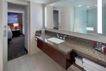 هتل Newark Liberty International Airport Marriott