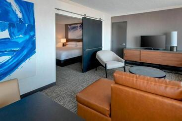 هتل Newark Liberty International Airport Marriott