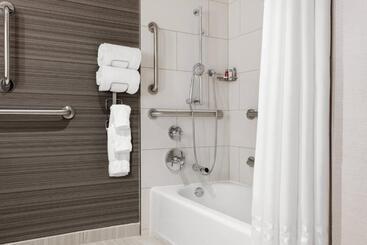 هتل Newark Liberty International Airport Marriott