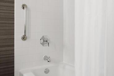 هتل Newark Liberty International Airport Marriott