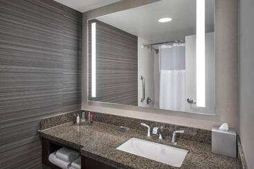 هتل Newark Liberty International Airport Marriott