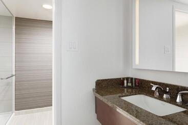 هتل Newark Liberty International Airport Marriott