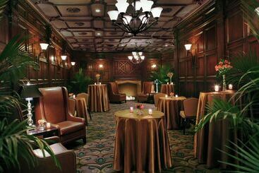 هتل Palmer House A Hilton