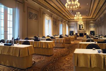 هتل Palmer House A Hilton