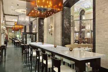 هتل Palmer House A Hilton