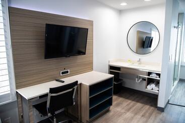 هتل Pico Rivera Inn And Suites