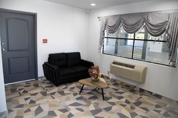 هتل Pico Rivera Inn And Suites
