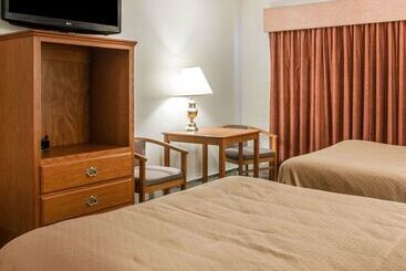 هتل Quality Inn & Suites Beachfront