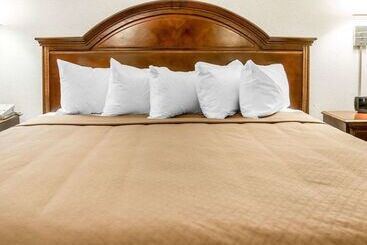 هتل Quality Inn & Suites Beachfront