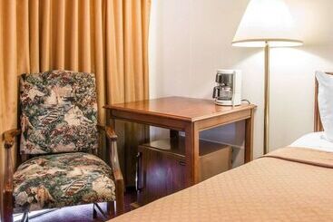 هتل Quality Inn & Suites Beachfront
