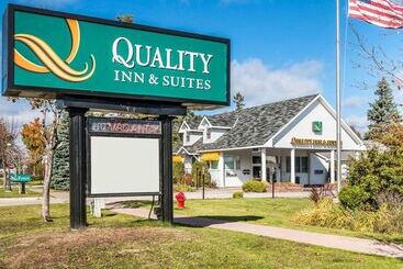 هتل Quality Inn & Suites Beachfront