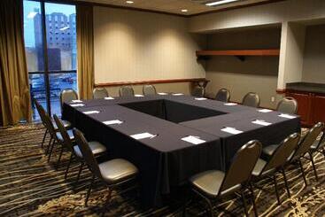 هتل Doubletree By Hilton Lansing