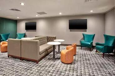 هتل Doubletree By Hilton Lansing