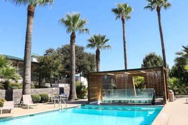 هتل Ramada By Wyndham Del Rio