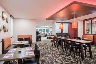 Отель Ramada By Wyndham Grand Forks