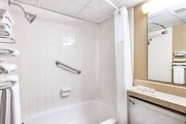 Отель Ramada By Wyndham Grand Forks