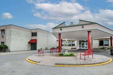 Отель Ramada By Wyndham Grand Forks